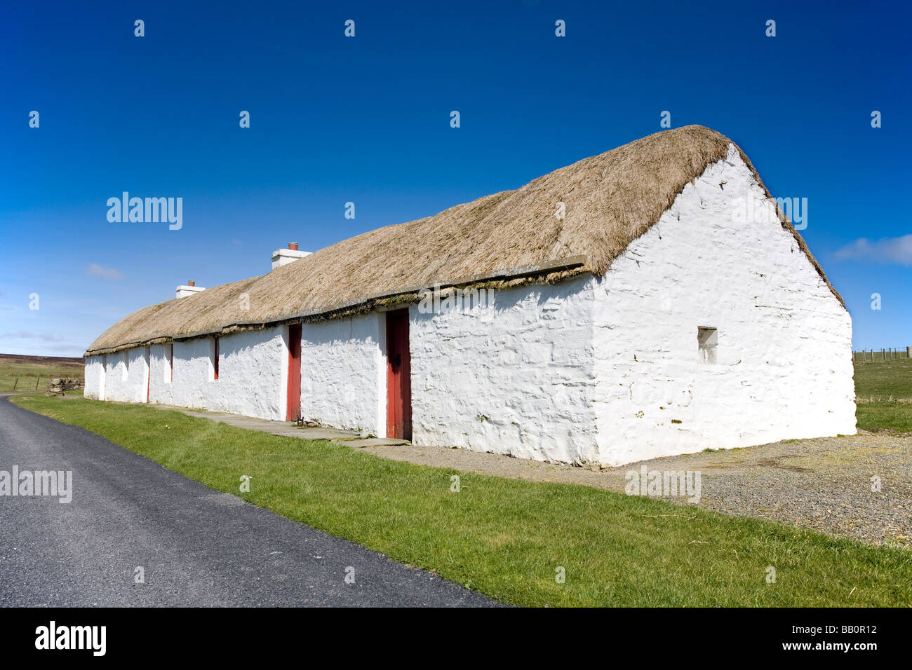 Malerische Aussicht auf traditionelle Hütte; Schottland, Großbritannien Stockfoto