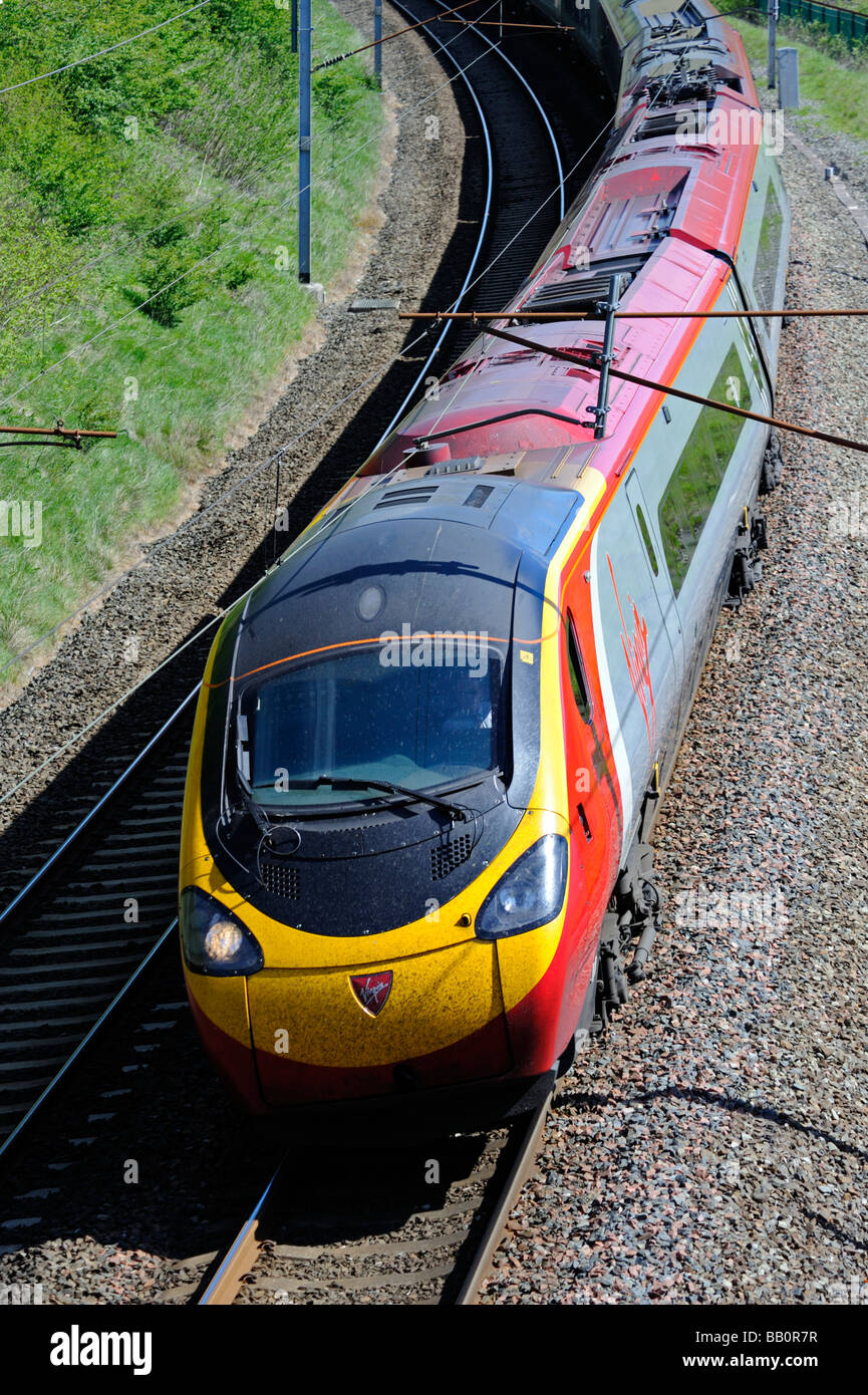 British Rail Class 390 Pendolino, elektrische Triebzug mit Geschwindigkeit. West Coast Main Line, Lambrigg, Cumbria, England, U.K Stockfoto