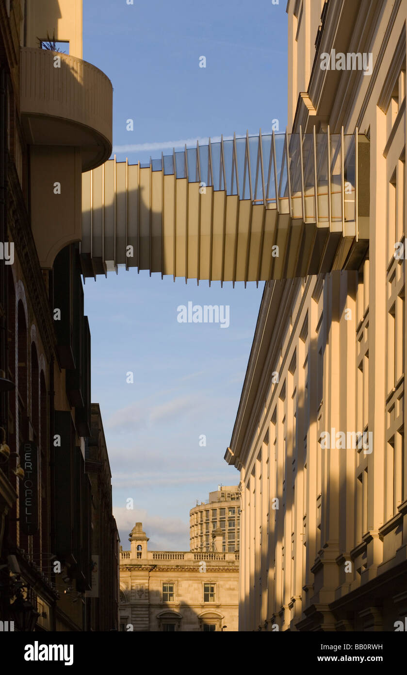 Stilvolle Verbindung zwischen Gebäuden - Covent Garden, London, England. Großbritannien, Europa Stockfoto