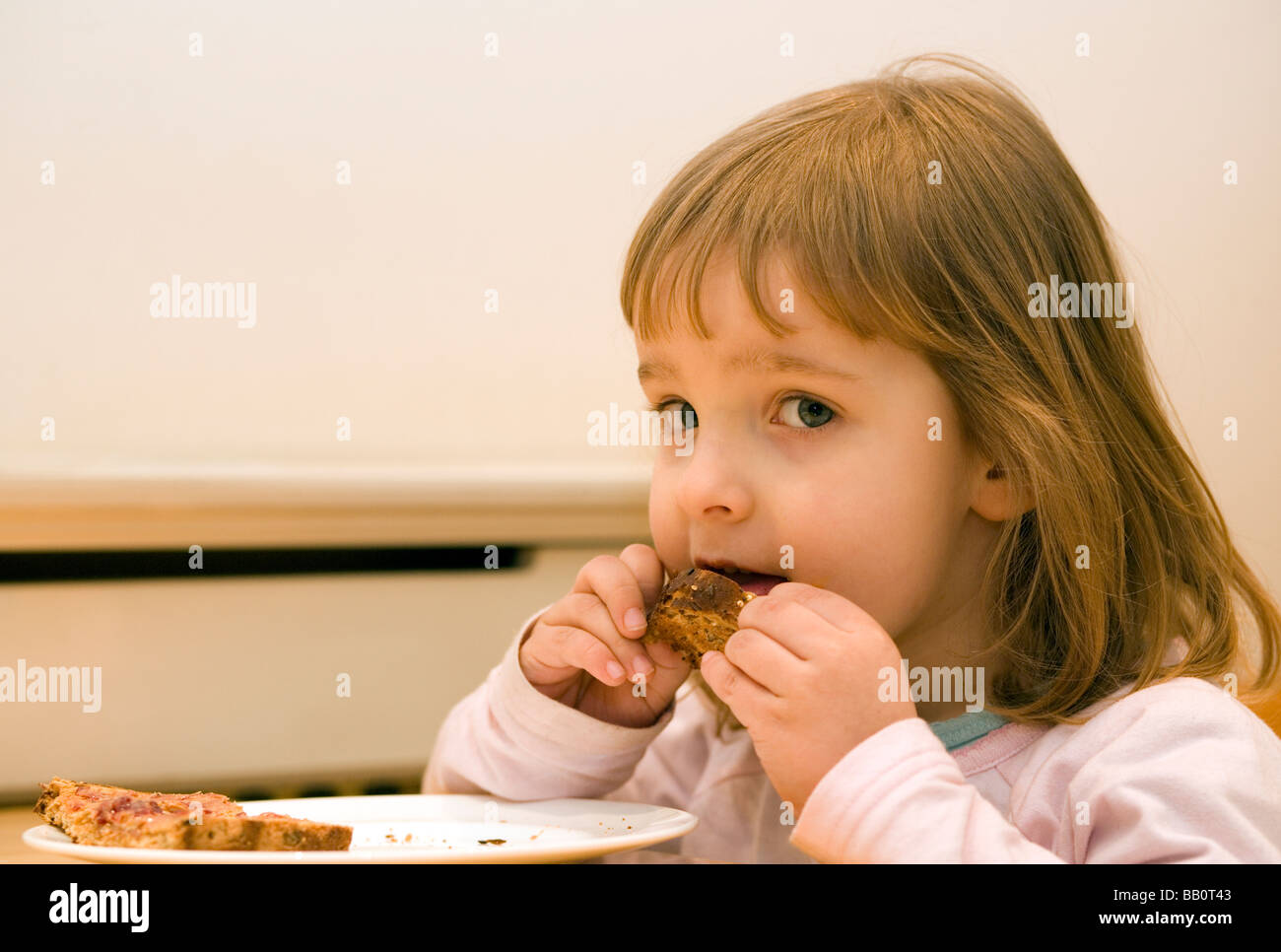 Drei Jahre altes Mädchen mit Erdnussbutter und Marmelade toast Stockfoto