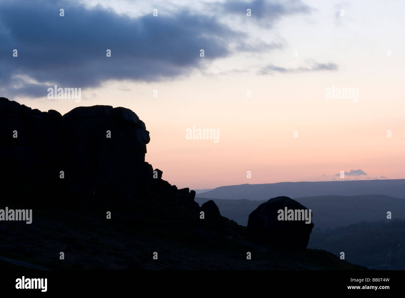 Sonnenuntergang an der Kuh und Kalb Felsen, ein Wahrzeichen der Yorkshire auf Moor, Ilkey über Ilkey, West Yorkshire Stockfoto