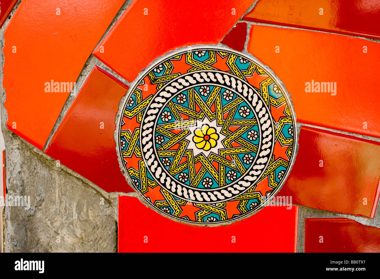 Einzelheiten über die Fliesen an der Escadaria Selaron Treppe in Rio De Janeiro, Brasilien. Stockfoto