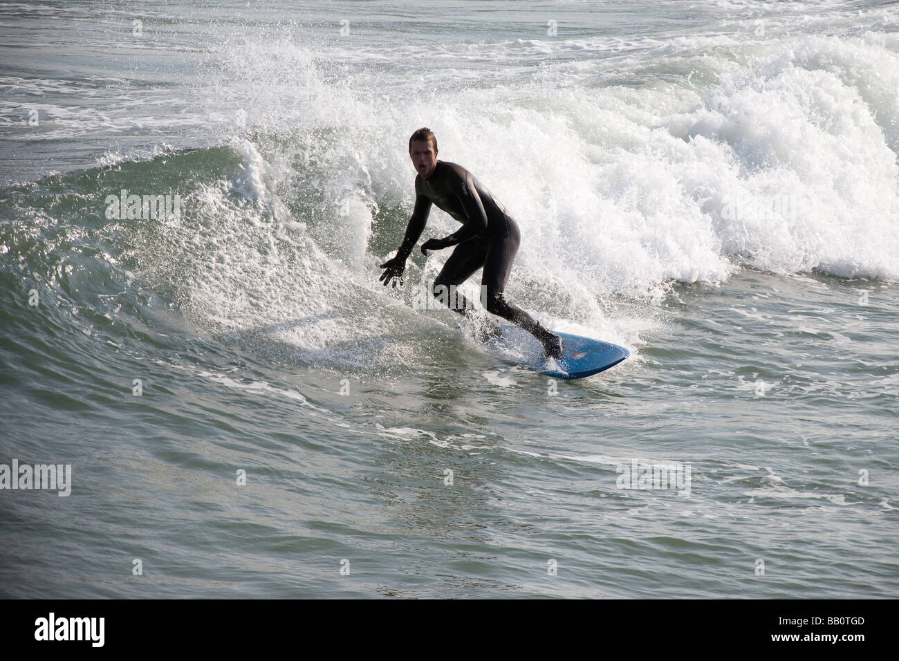 Mann Boardsurfing in welligen See Landschaft im Meer in Bournemouth Nr Pier Stockfoto