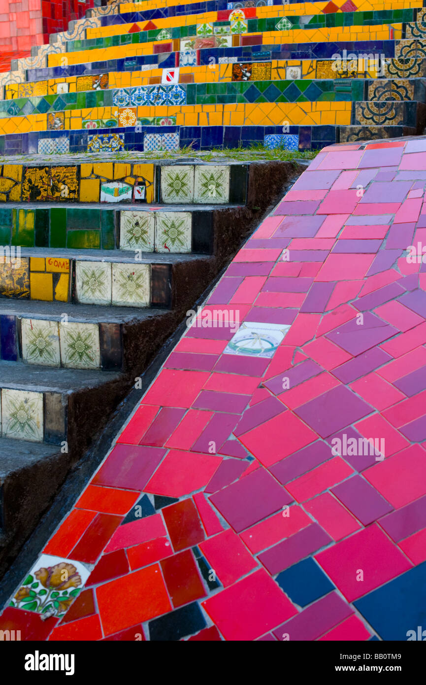 Einzelheiten über die Fliesen an der Escadaria Selaron Treppe in Rio De Janeiro, Brasilien. Stockfoto