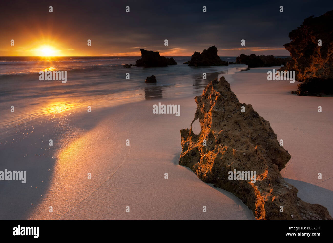Die Sonne fallen in den Indischen Ozean am Trigg Beach in Perth, Western Australia Stockfoto