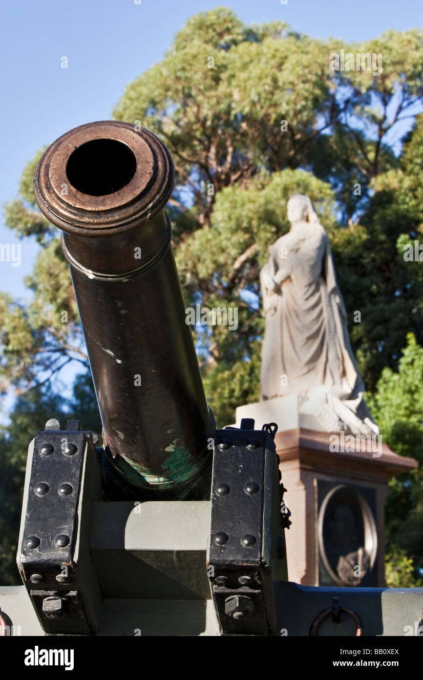 Eine Kanone und die Statue von Königin Victoria. Kaiserreich, Imperialismus, Kolonialismus, Krieg und Eroberung Konzept. Stockfoto