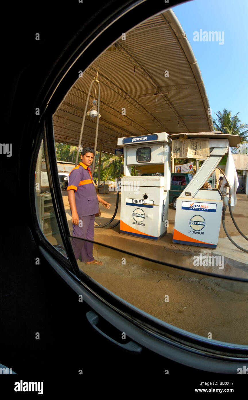 Indien, Kerala. Eine typische indische Botschafter Taxi hält für Kraftstoff an der Tankstelle zwischen Kottayam und Kumily. Stockfoto
