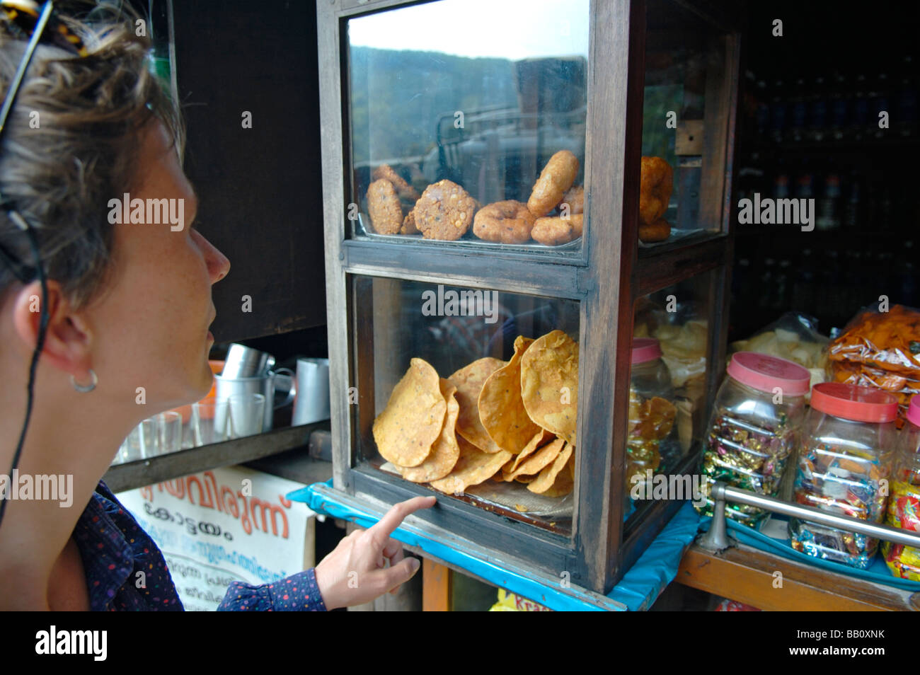 Indien, Kerala 2005. Deutsche weibliche Touristen im kleinen Tee-Laden zwischen Kottayam und Kumily. Stockfoto