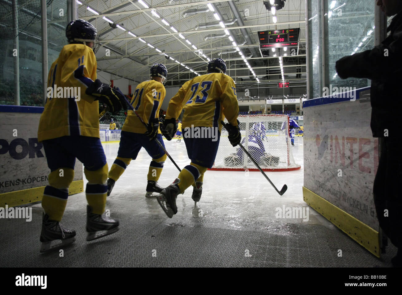 Schwedische Team betreten das Eis in einem U18 Eishockey Turnier. Stockfoto