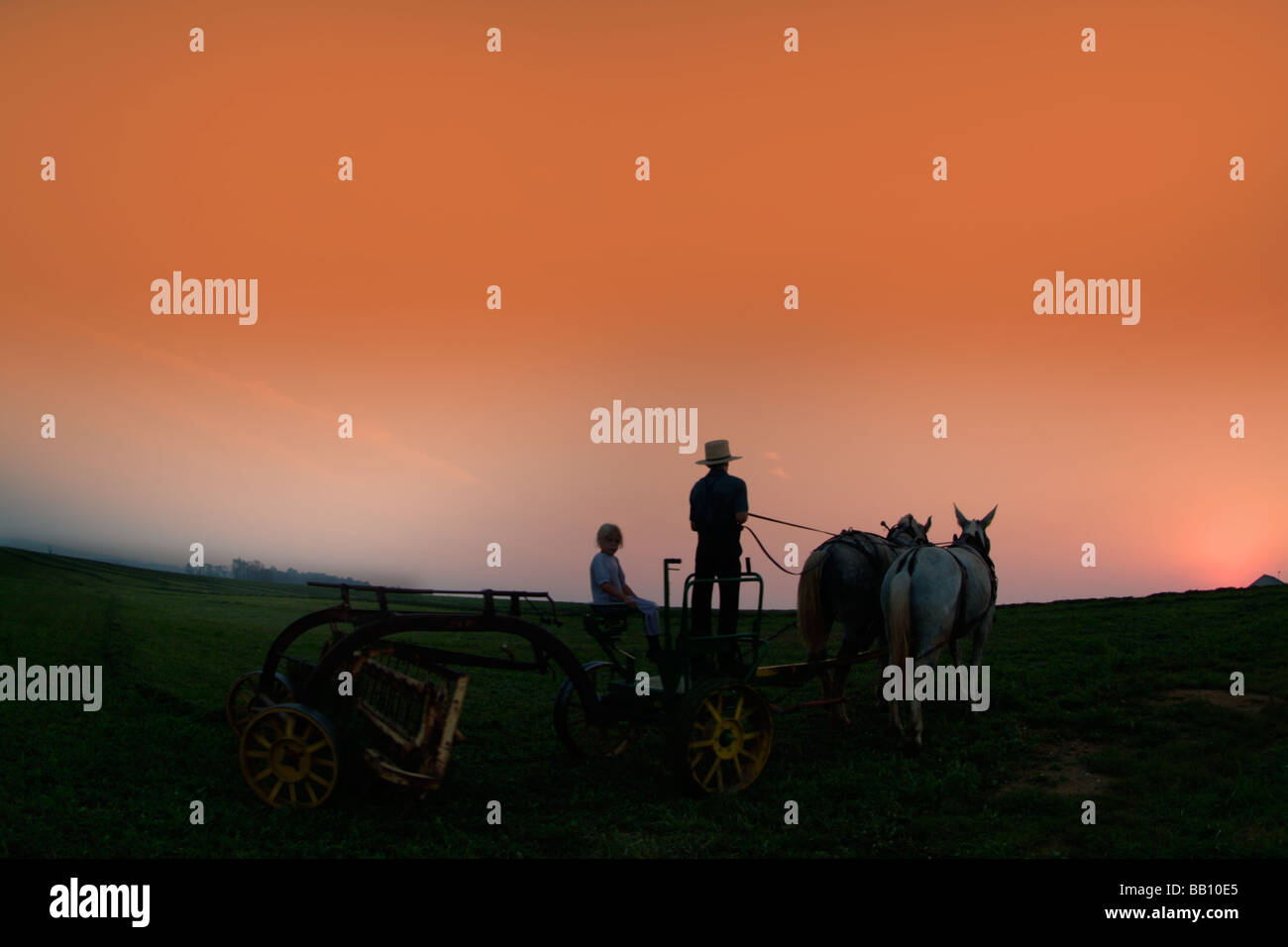 Amish-Bauernhofes mit Mann auf dem Pflug arbeiten Felder Lancaster Pennsylvania Stockfoto