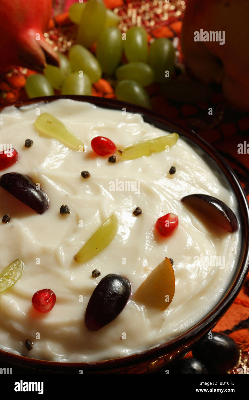 Obst-Shrikhand oder Shrikhand ist eine indische Süßspeise gespannte Joghurt gemacht. Stockfoto
