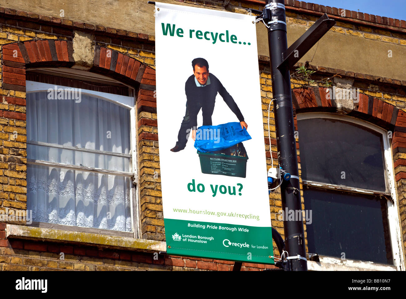 Wir recyceln..., nicht wahr? Recycling von Rat von Hounslow, Middlesex, England verteilt Bewusstsein-banner Stockfoto