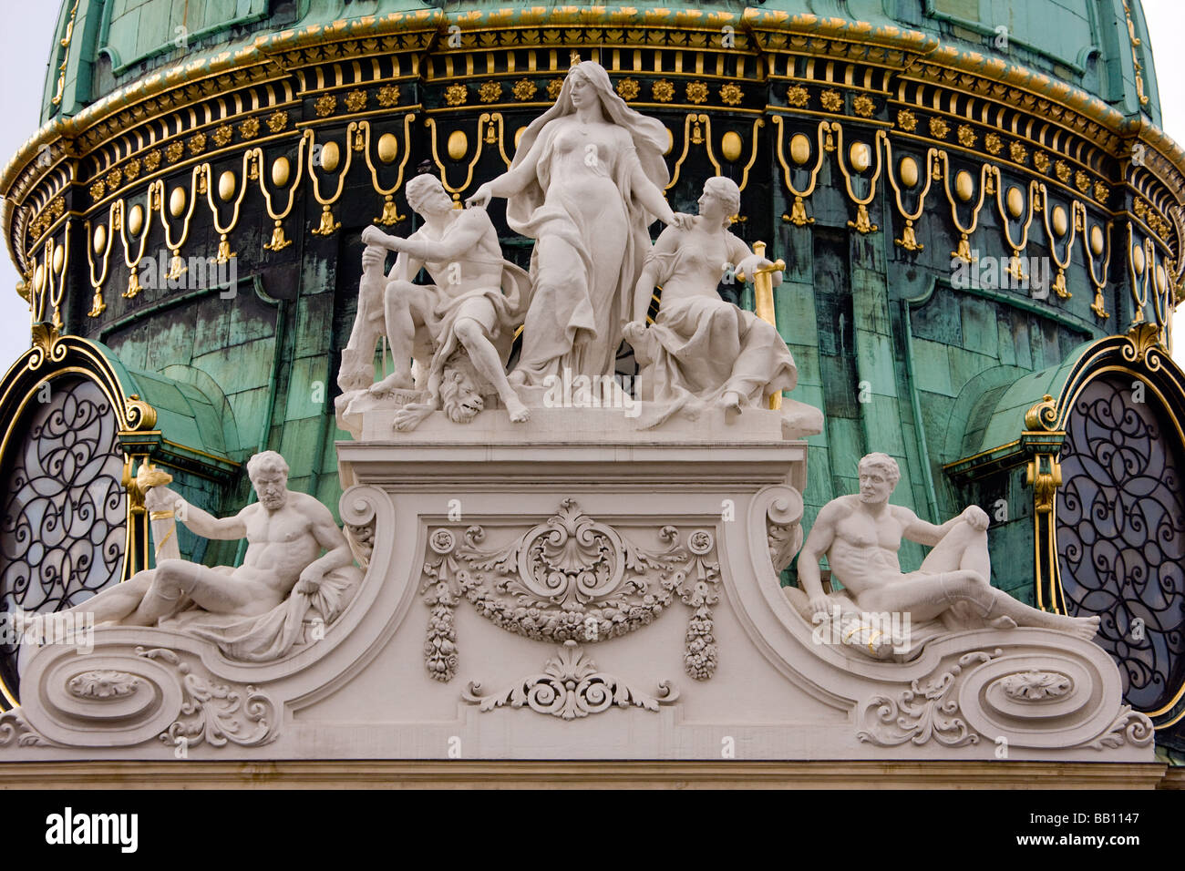 Schnitzereien auf der Kuppel der Hofburg in Wien Österreich Stockfoto