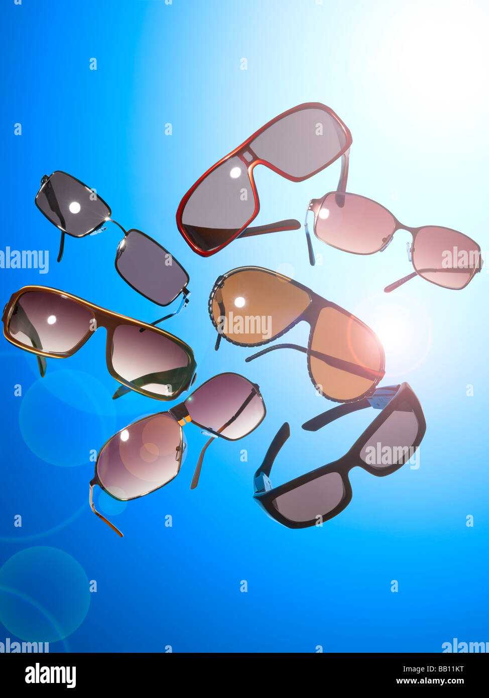 Eine Sammlung von Sonnenbrillen auf blauem Hintergrund Stockfoto