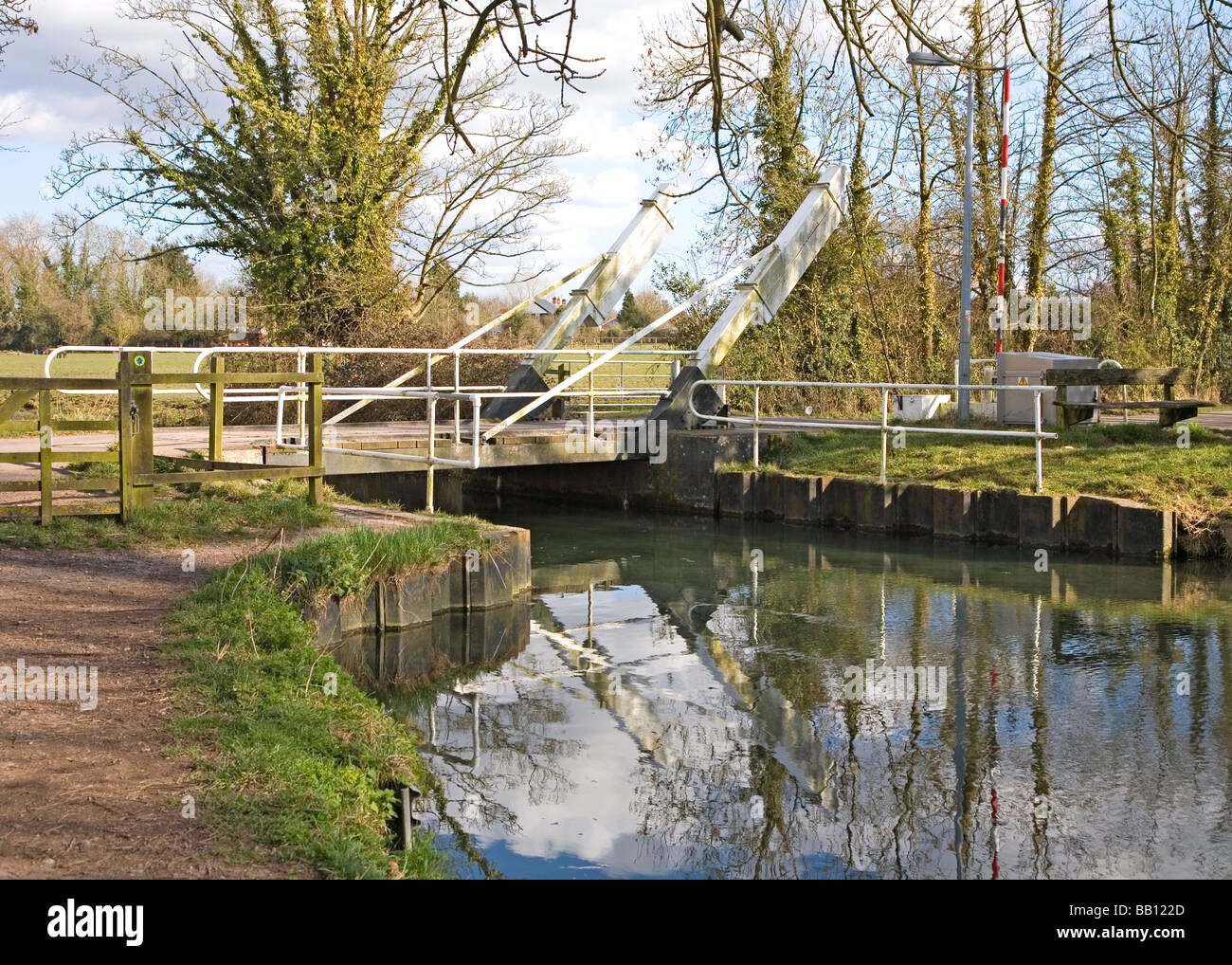 Eine Drehbrücke am Basingstoke Kanal in der Nähe von Krönungsfeierlichkeiten Stockfoto