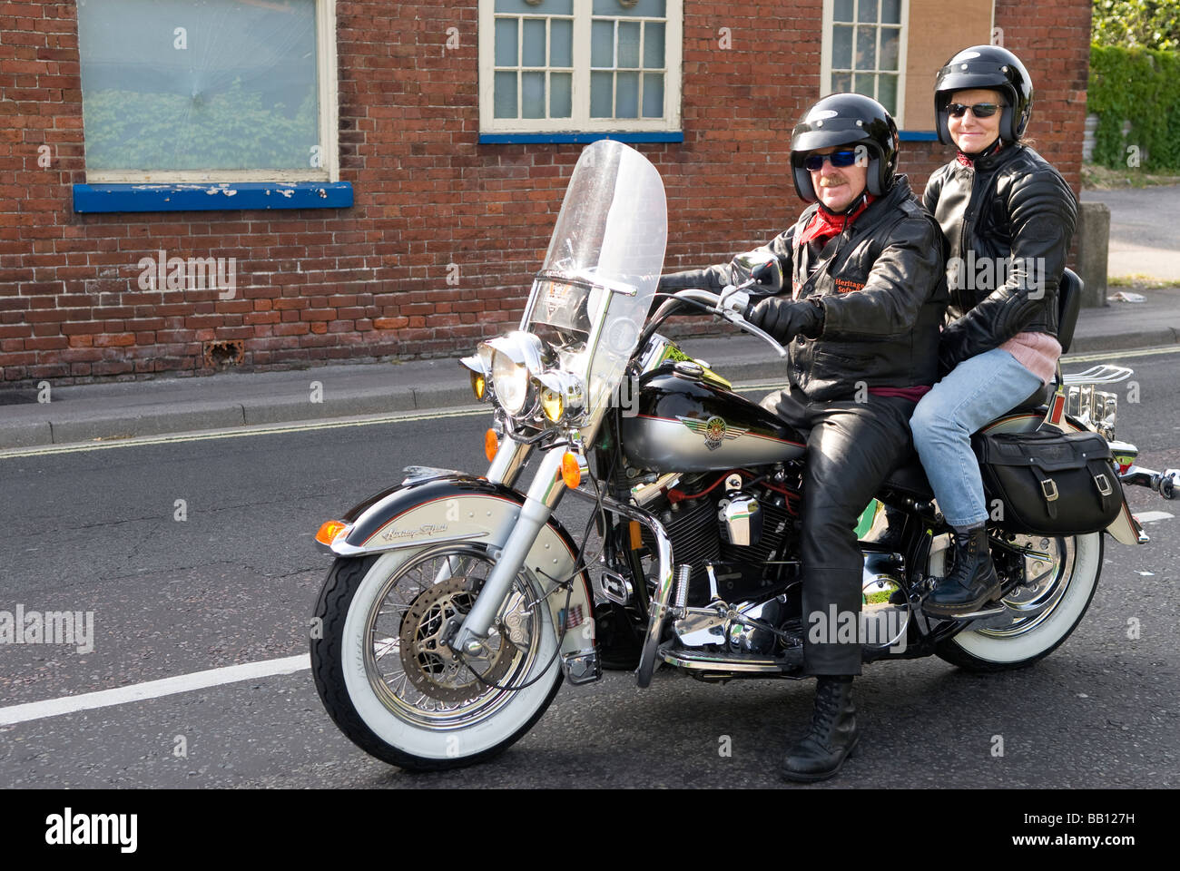 Paar Reiten ein Harley Davidson Motorrad, Gosport, Hampshire, UK Stockfoto