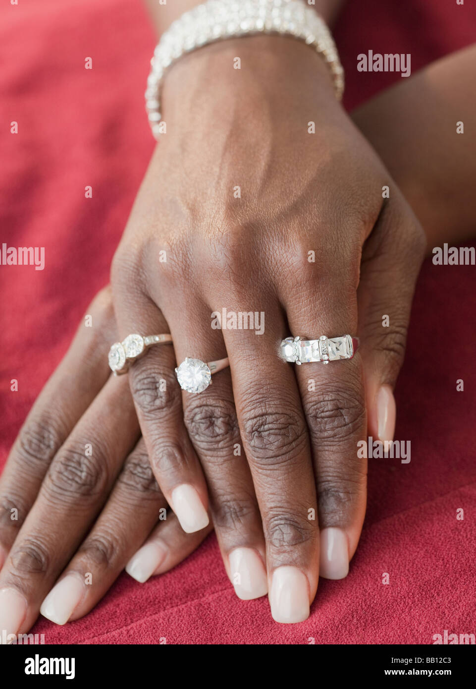 Afrikanische Frau tragen viele Diamantringe Stockfoto