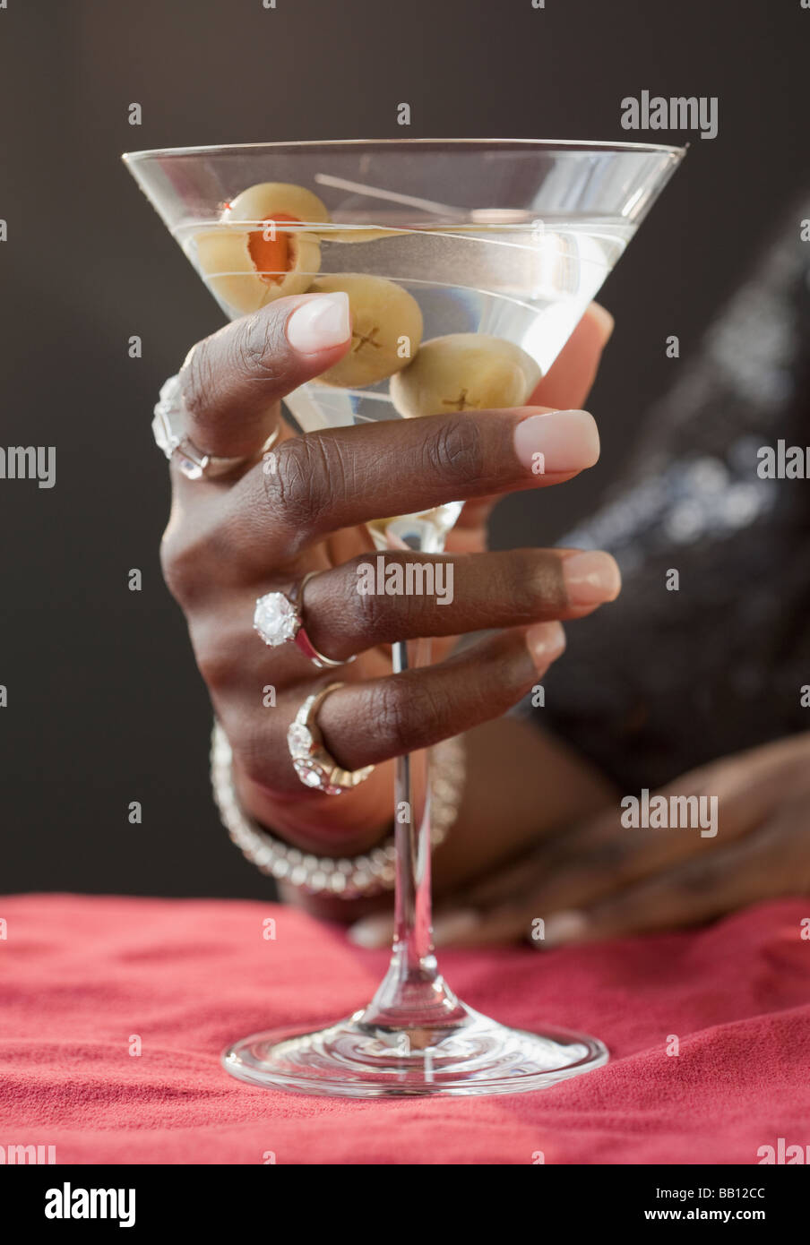 Afrikanische Frau trinken martini Stockfoto