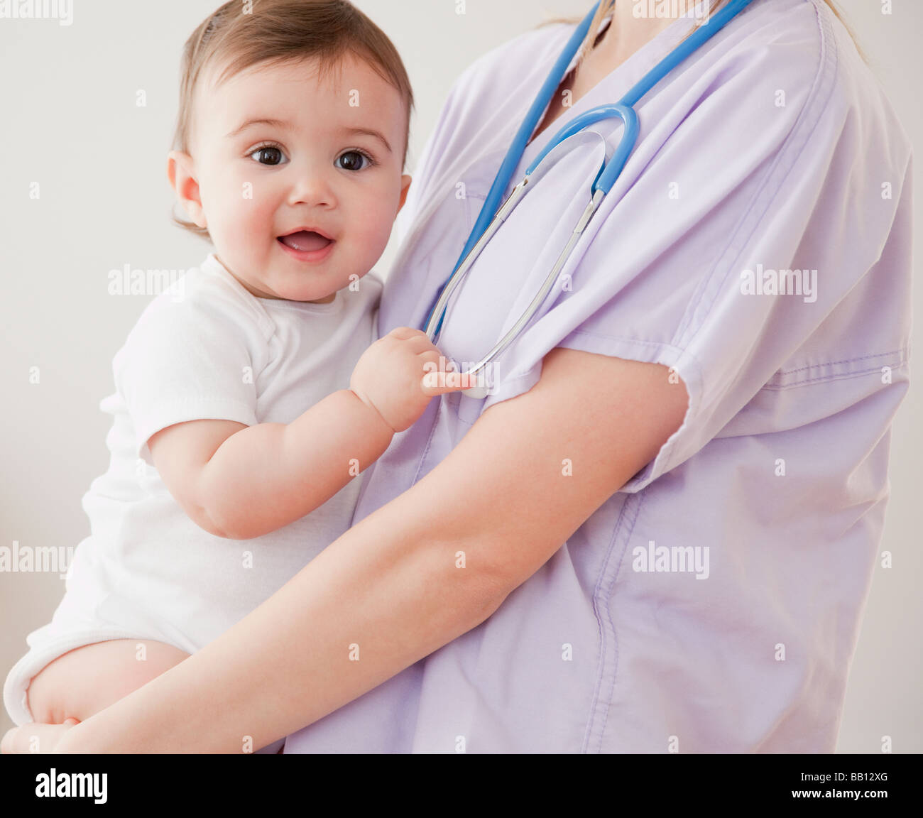Krankenschwester hält Mischlinge Babymädchen Stockfoto