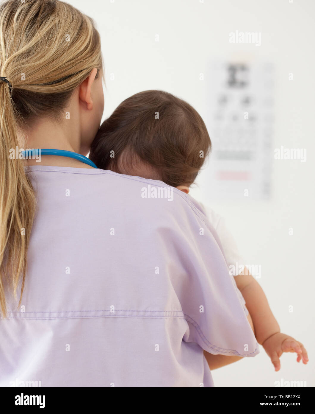Krankenschwester hält Mischlinge Babymädchen Stockfoto