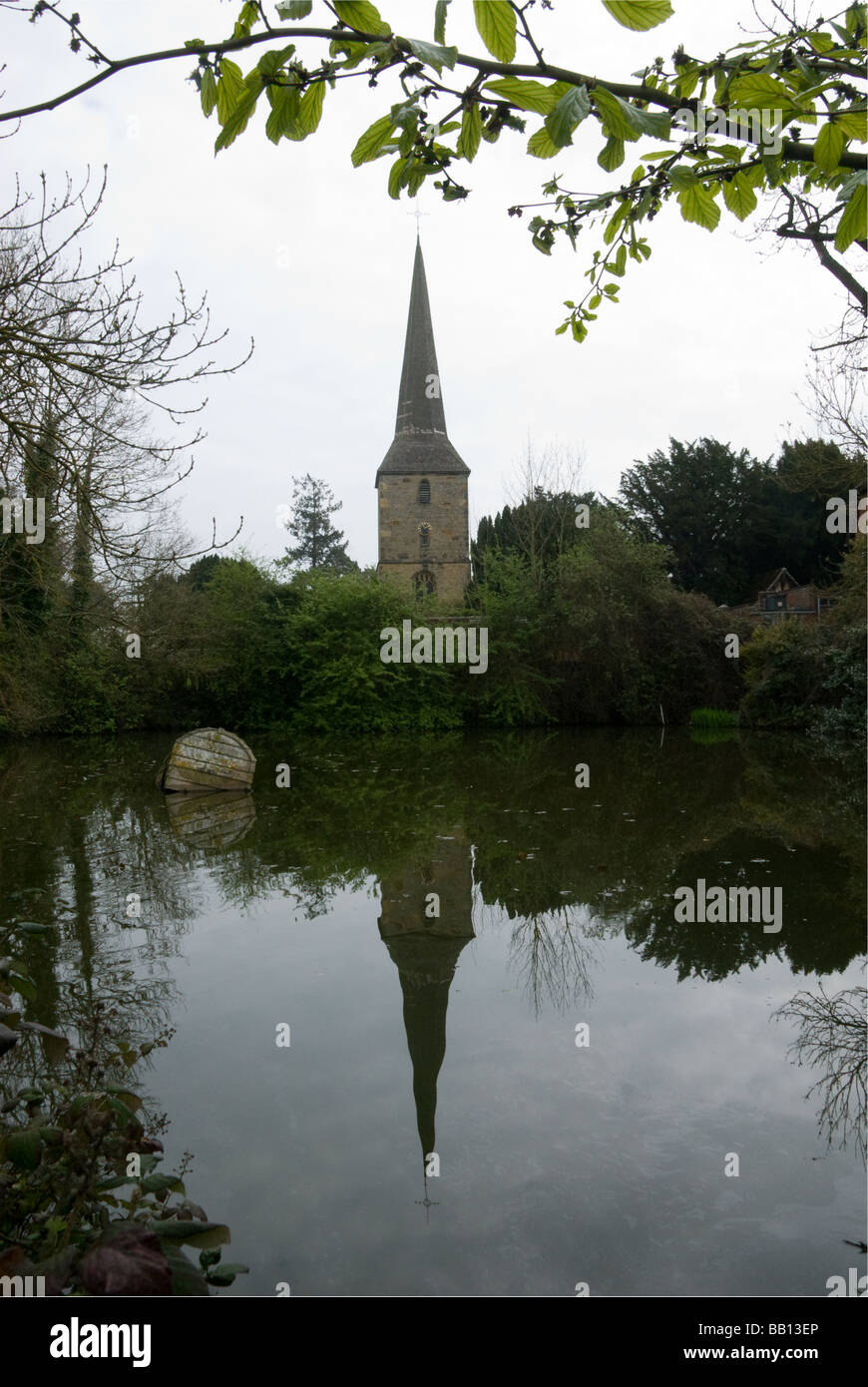 Kirche spiegelt sich im Dorfteich, Hever, Kent, England, UK Stockfoto