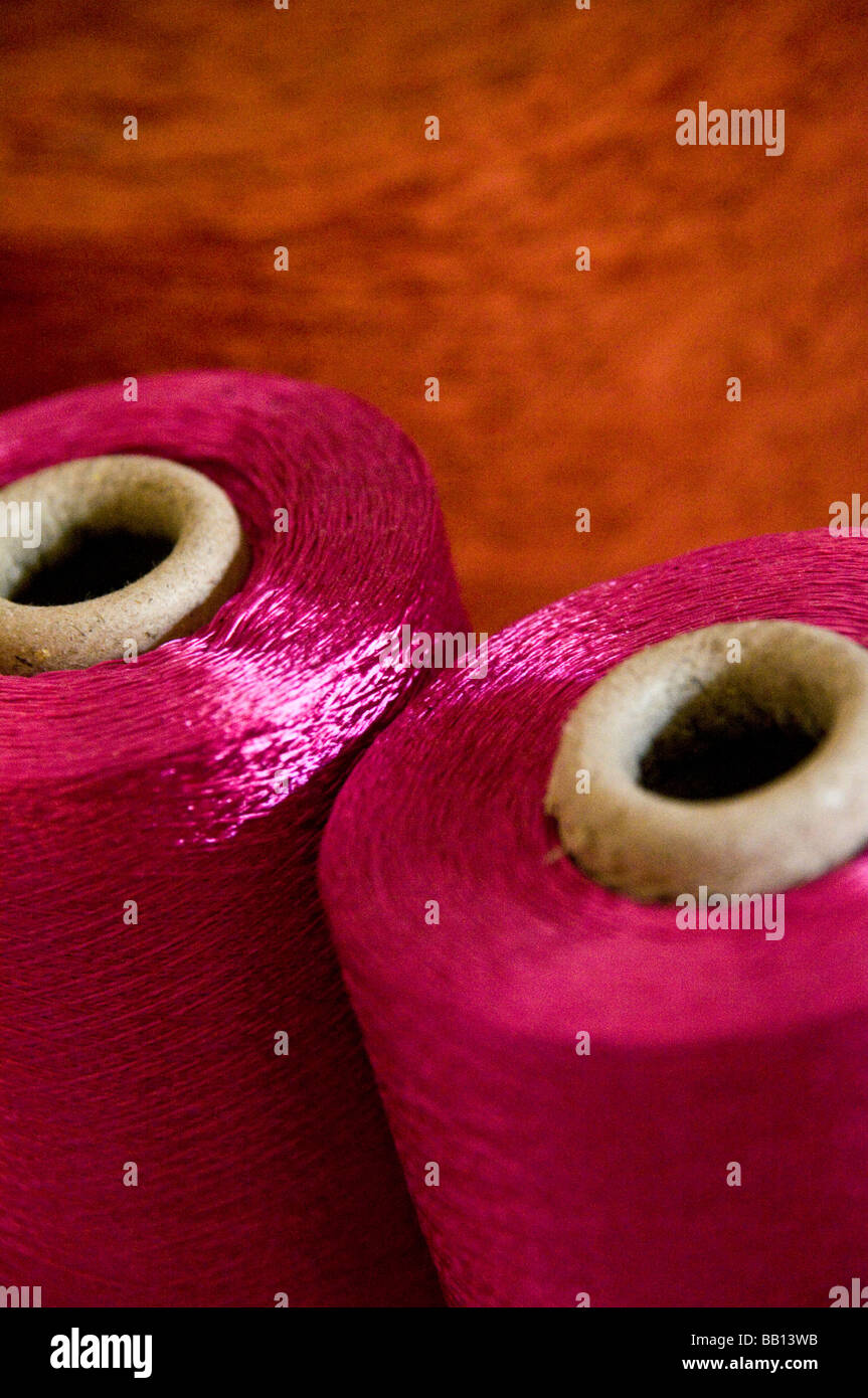 Lebendige rosa und orange Seidenfäden ein Weber Werkstatt, in der Medina. Stockfoto