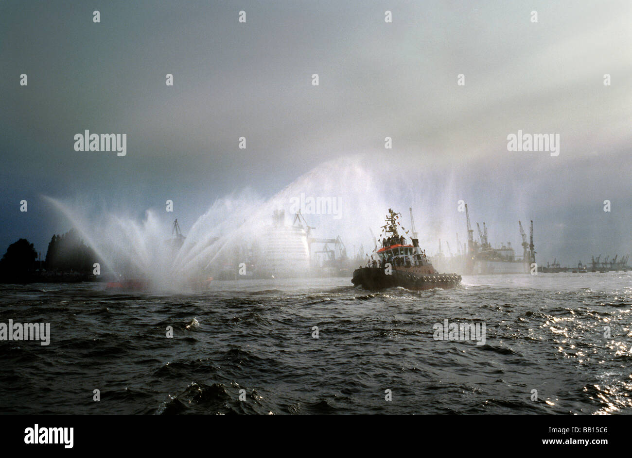 9. Mai 2009 - die traditionellen Ballett der Schlepper (Schlepperballett) während der 820th Hafengeburtstag im Hamburger Hafen. Stockfoto