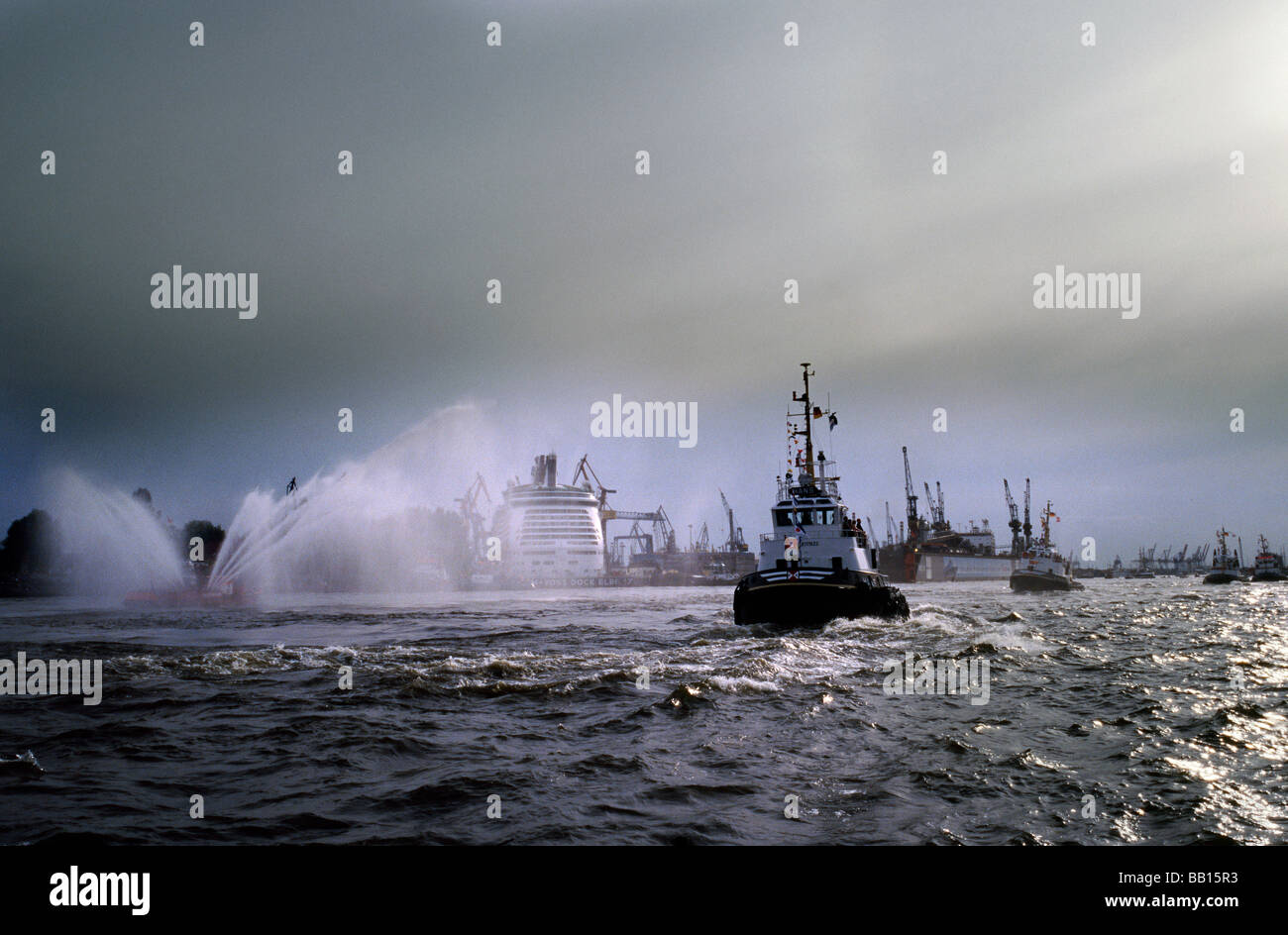 Die traditionellen Ballett der Schlepper (Schlepperballett) während der 820th Hafengeburtstag im Hamburger Hafen. Stockfoto