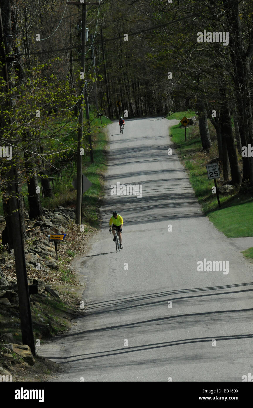 Radfahrer auf Landstraße in Neuengland Frühlingstag zu genießen Stockfoto