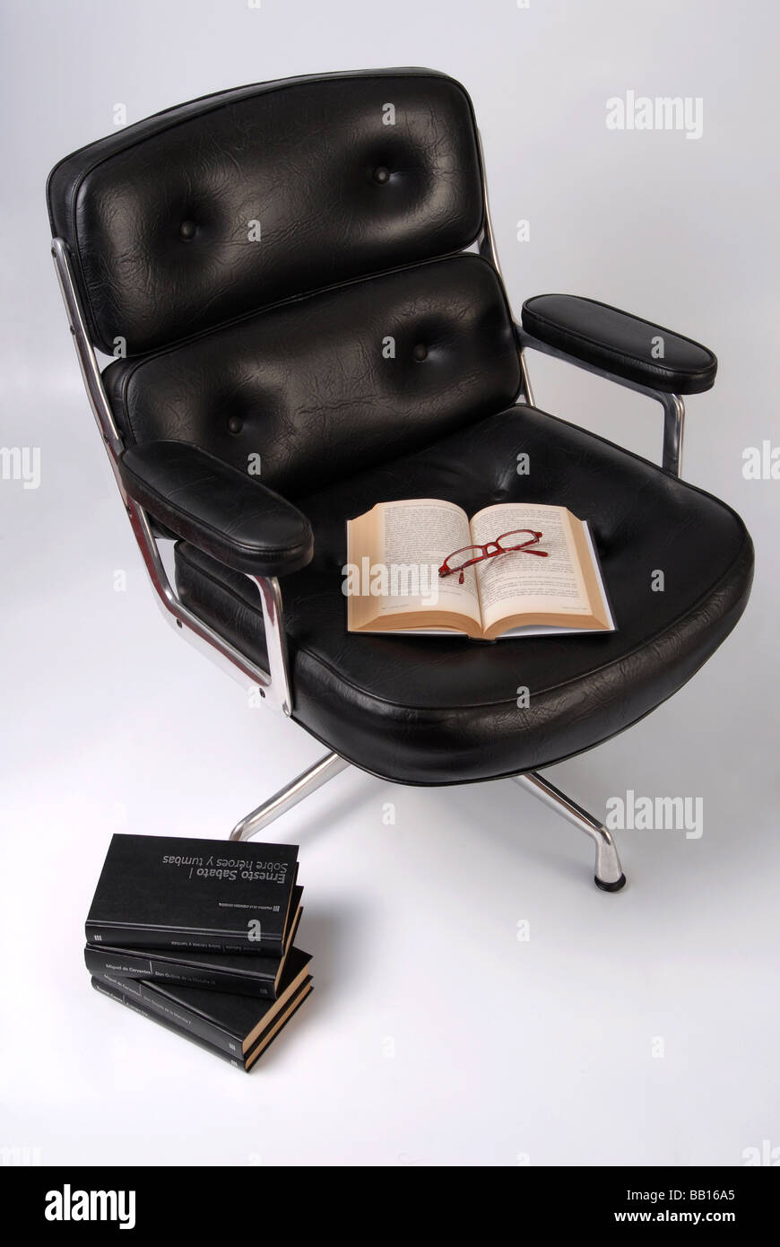 Schwarzes Leder Chefsessel in einem Vortrag ambient Stockfoto