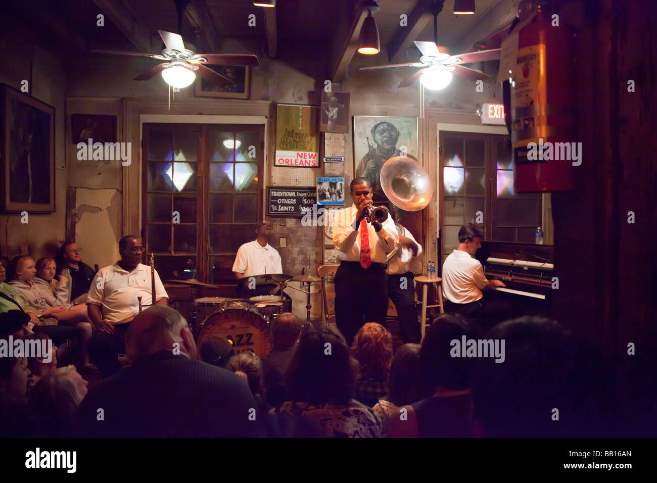 New Orleans Louisiana Jazz Musiker spielen in der Preservation Hall Stockfoto