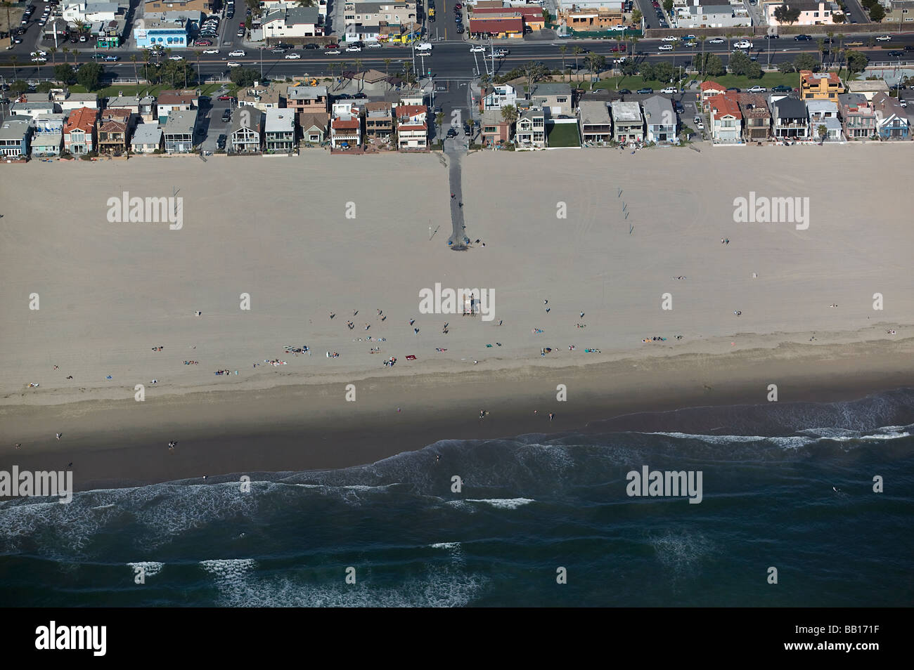 Luftaufnahme über southern California Pacific Beach direkt am Meer beherbergt den Zugang der Öffentlichkeit Sonnenanbeter in der Nähe von Newport Beach Stockfoto