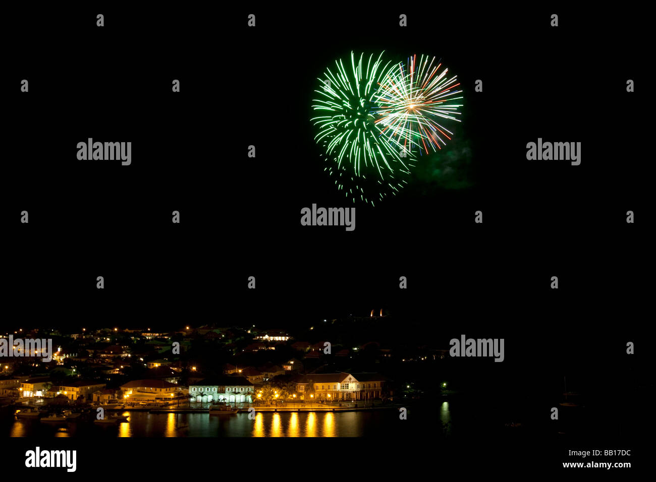 Feuerwerk vom Fort Oscar Gustavia Saint Barthelemy Day ins Leben gerufen Stockfoto