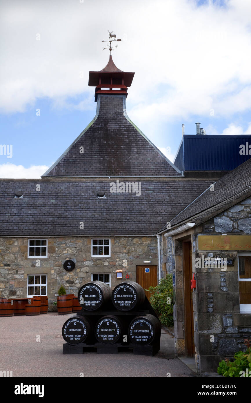 Modernes, großes Distillery Architektur mit Doig, Kuppel, oder Pagode. Der seagram Co Ltd. Schottische Whisky Distillery an Strathisla, Keith, Schottland Großbritannien Stockfoto