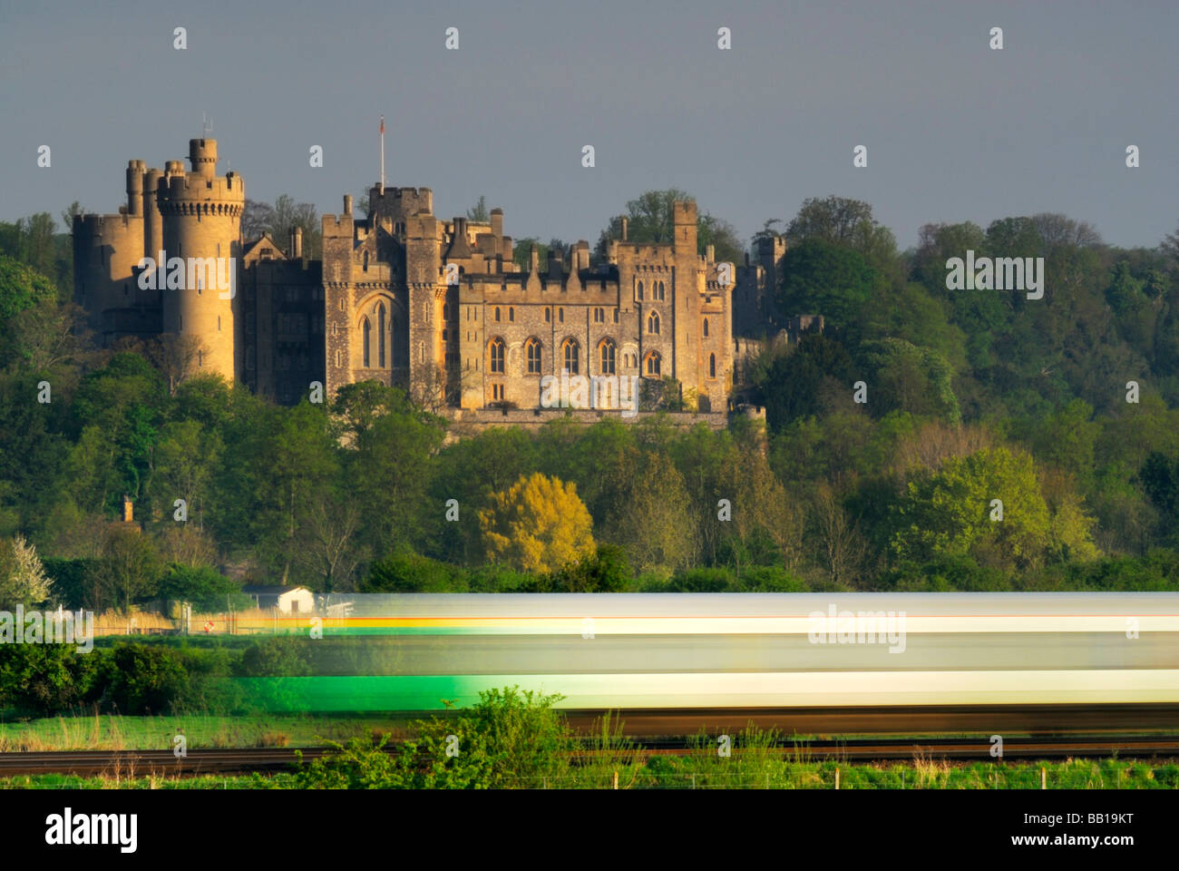 Ein Zug beschleunigt vorbei Arundel Castle Arundel West Sussex England UK Stockfoto