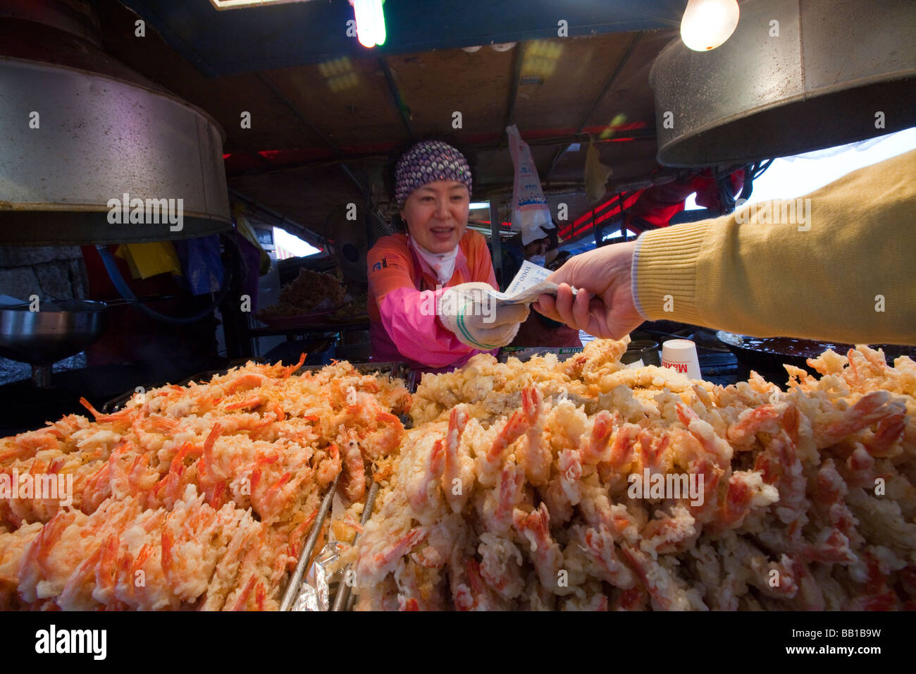 Frau verkaufen gebratene Garnelen in Sokcho Südkorea Stockfoto