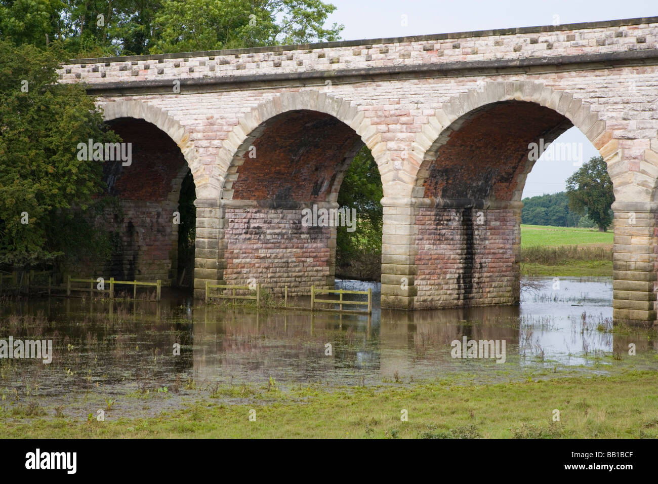 Flutwasser unter dem Viadukt über den Fluß Wharfe in Tadcaster in