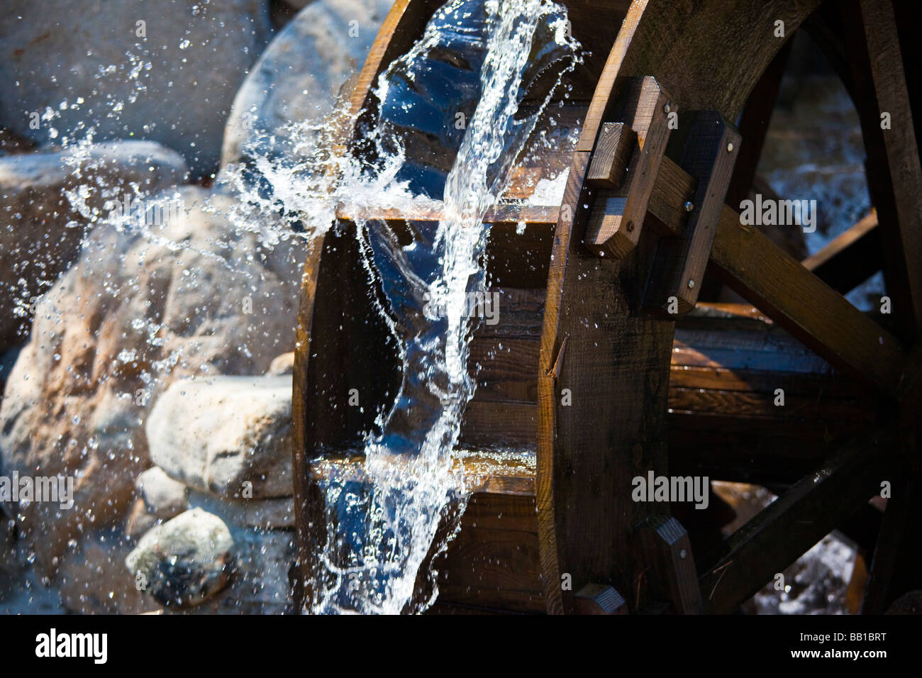 Traditionelle hölzerne Wasserrad im Seoraksan Nationalpark in Südkorea Stockfoto