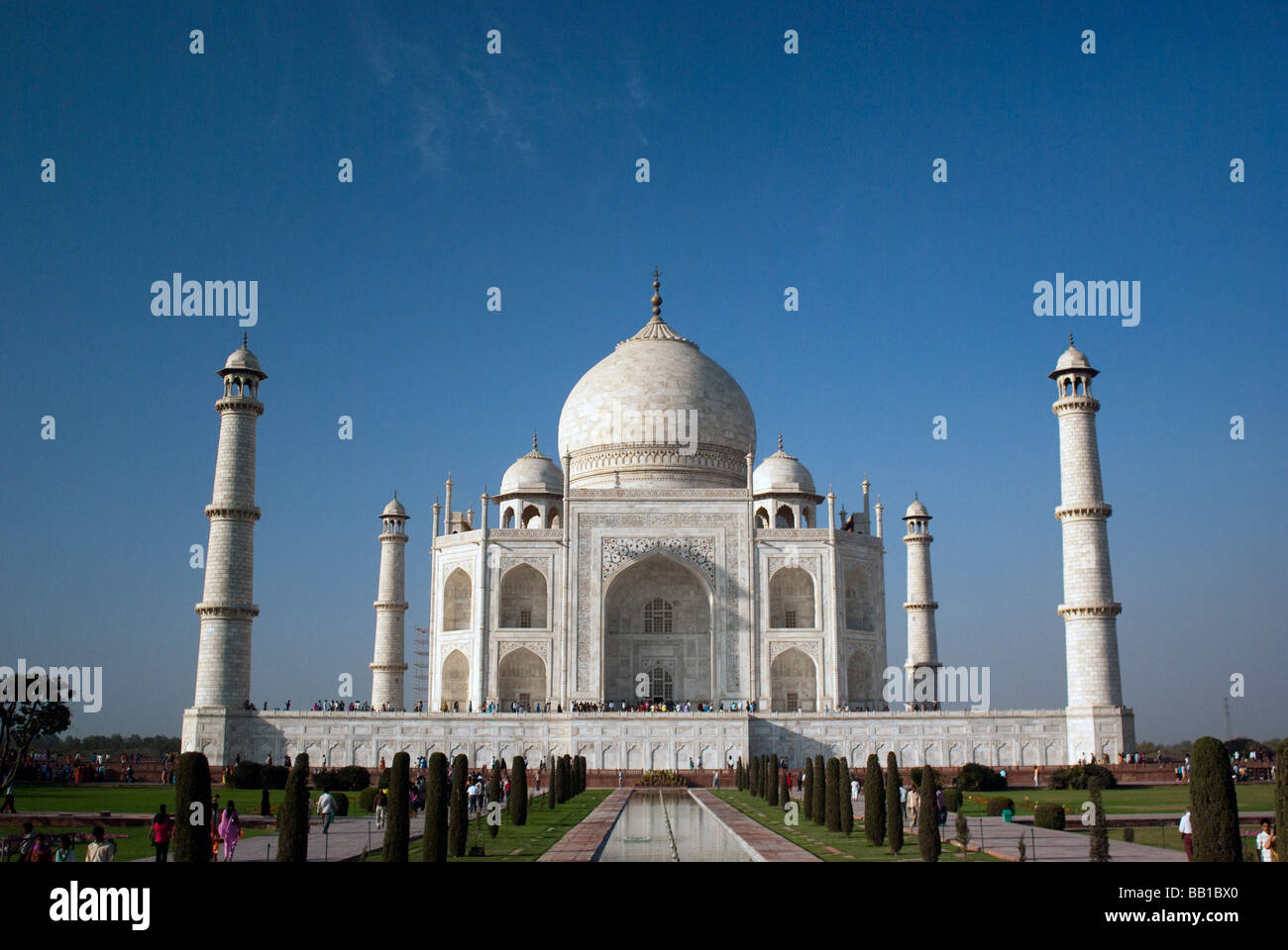 Das Taj Mahal (ताज महल) ist ein Mausoleum befindet sich in Agra, Indien und der berühmteste und schönste Gebäude der Welt. Stockfoto