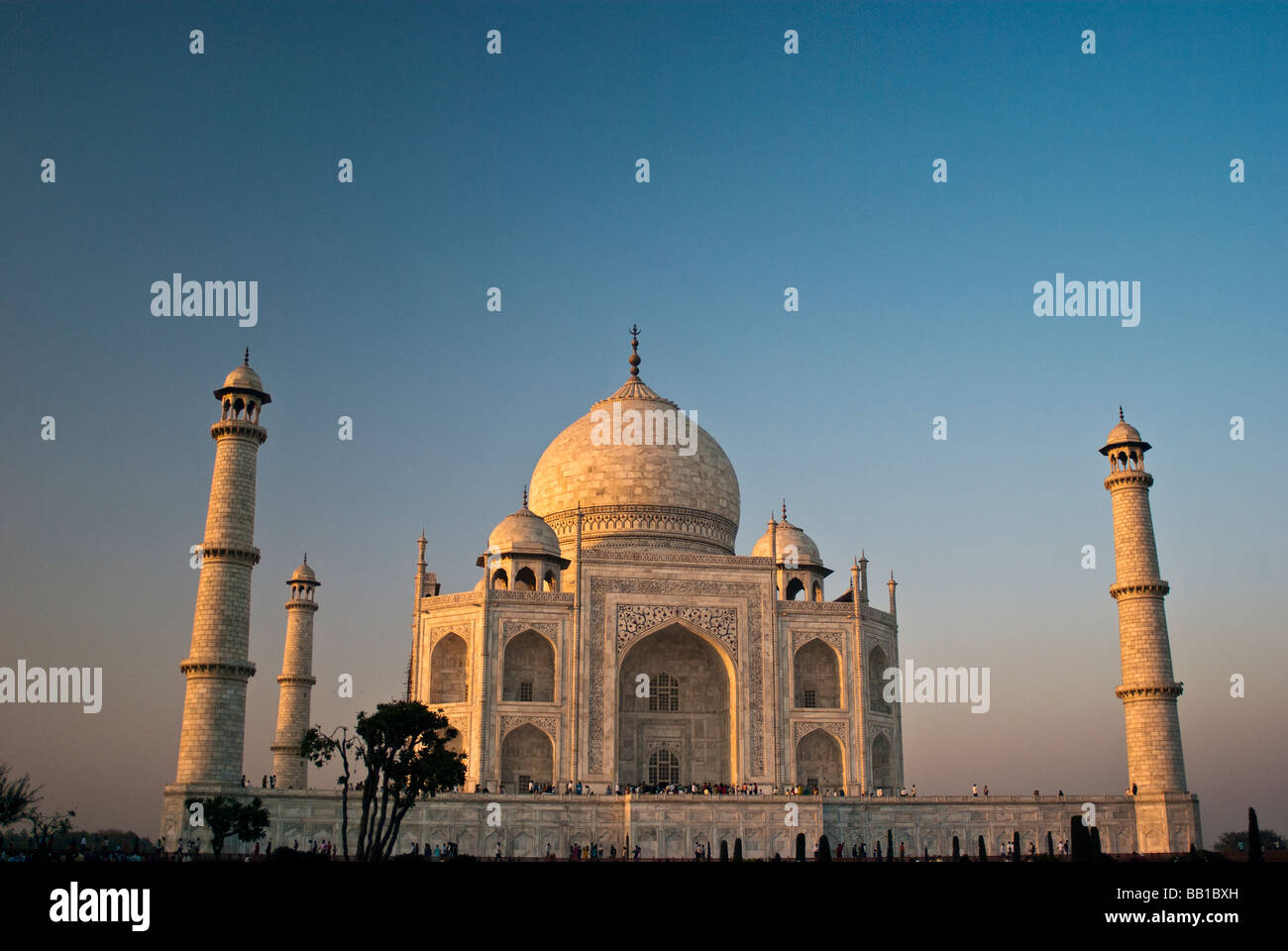 Das Taj Mahal (ताज महल) ist ein Mausoleum befindet sich in Agra, Indien und der berühmteste und schönste Gebäude der Welt. Stockfoto