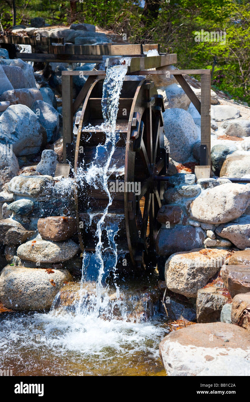 Traditionelle hölzerne Wasserrad im Seoraksan Nationalpark in Südkorea Stockfoto