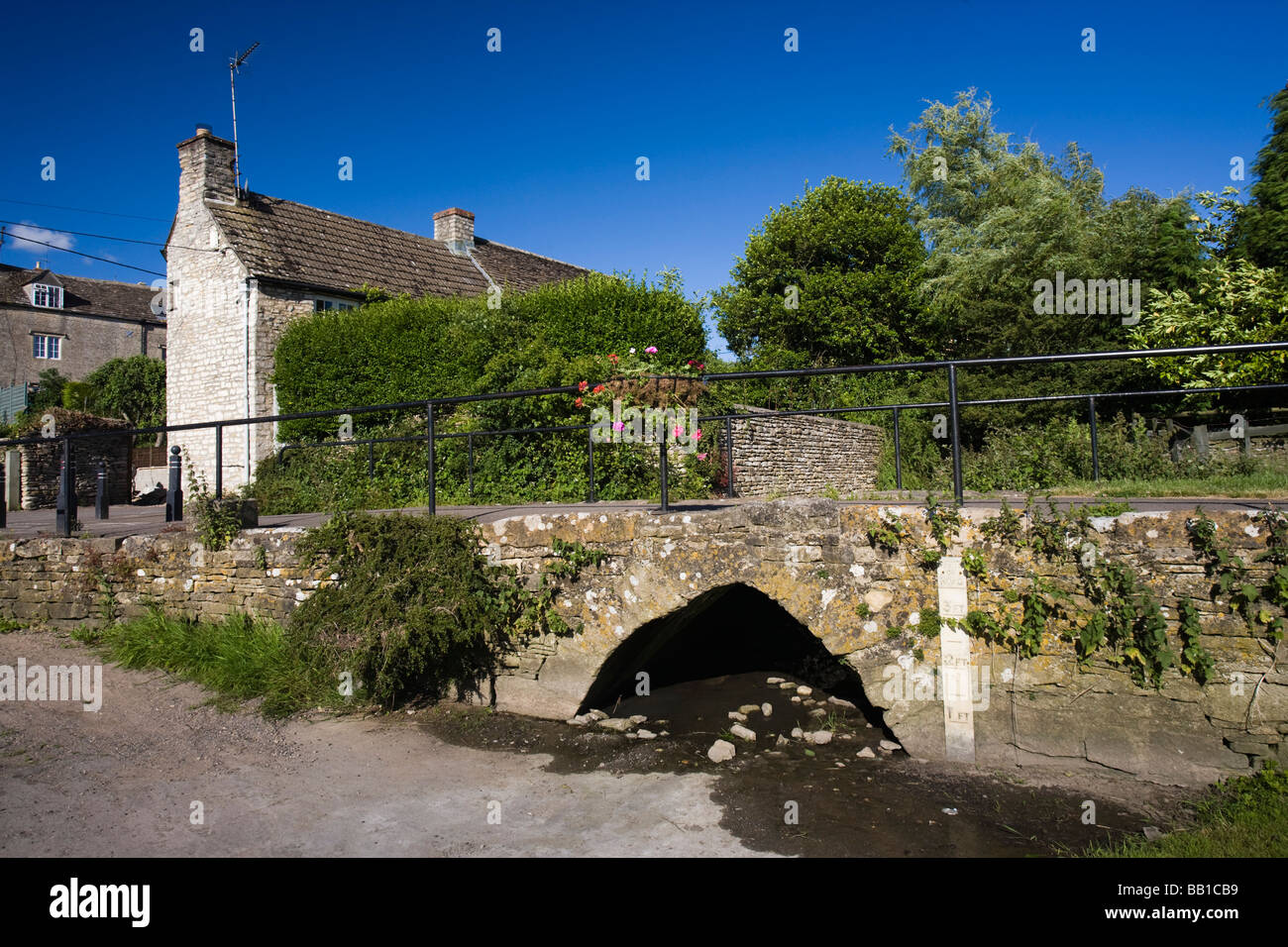 Eine alte Pack Pferd Brücke zum Stadtzentrum Tetbury, Gloucestershire, UK Stockfoto