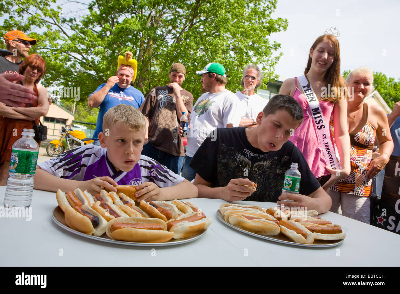 Hot Dog Essen Wettbewerb St. Johnsville SpringFest New York State Montgomery County Stockfoto