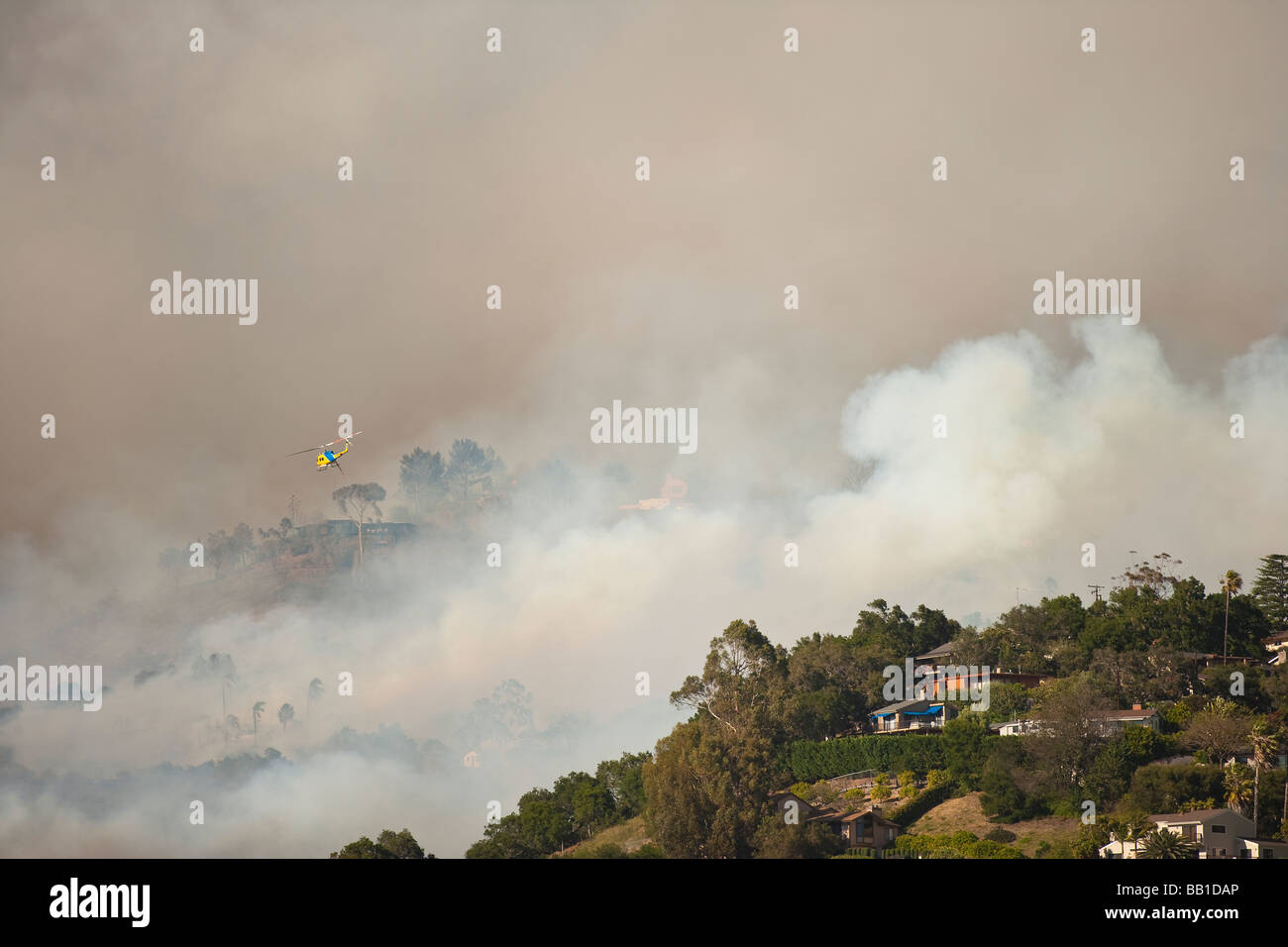 Hubschrauber Tropfen Wasser auf die Jesusita Feuer Santa Barbara Kalifornien Vereinigte Staaten von Amerika Stockfoto