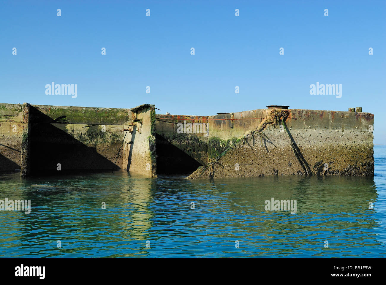 Reste des künstlichen Hafens Mulberry B in Arromanches Stockfoto