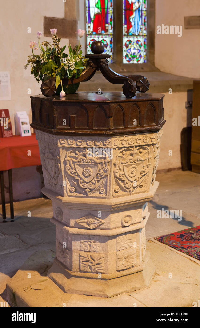 UK Gloucestershire Forest of Dean Newland All Saints Church innen alte Schrift mit geschnitzten hölzernen Deckel Stockfoto