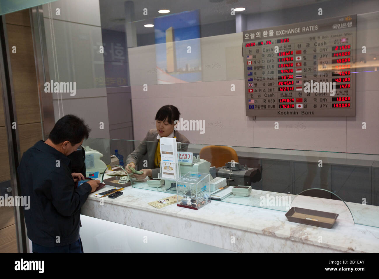 Mann immer US-Dollar und Wechselkurse am Geldwechsler in ICN Incehon Flughafen Seoul Stockfoto