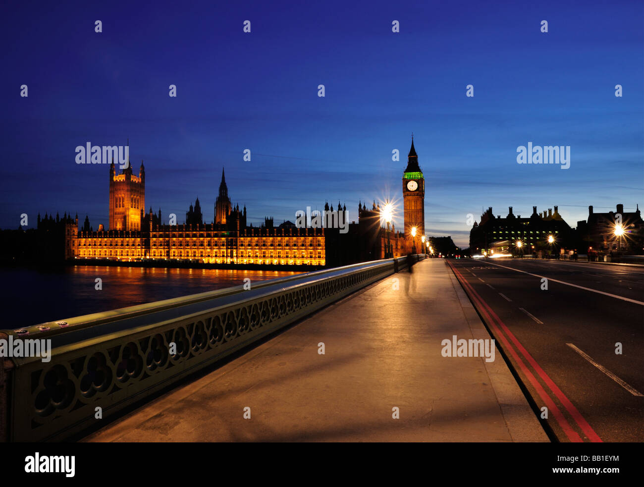 LONDON, Großbritannien - 03. MAI 2009: Blick auf die Westminster Bridge in Richtung Houses of Parliament und Big Ben bei Nacht Stockfoto