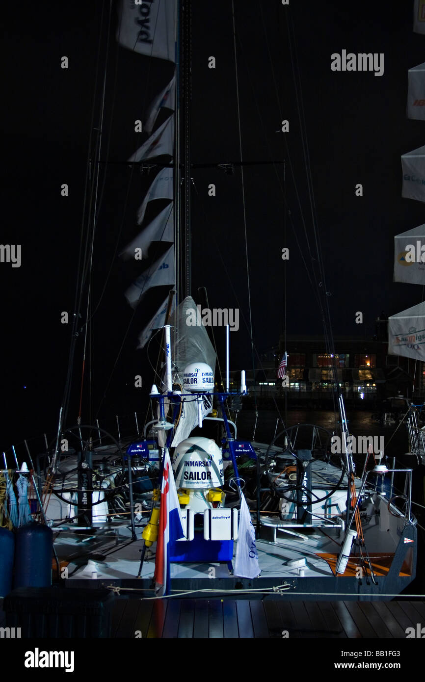 Volvo Ocean Race 2008-2009. Öffnen Sie 70 Rennyacht "Team Delta Lloyd" vertäut im Hafen von Boston in der Nacht. Stockfoto