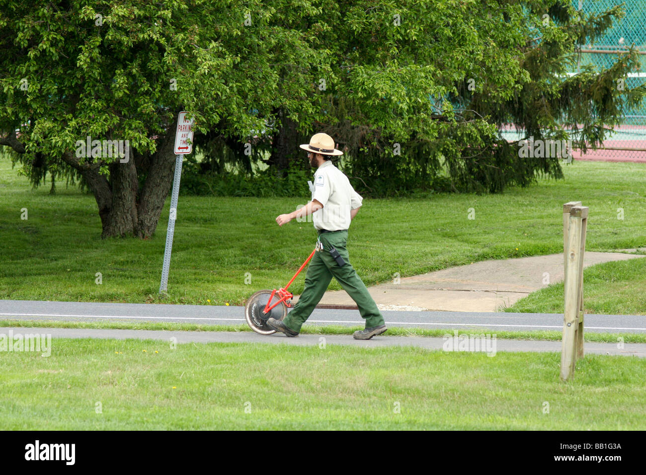 Ein United States Parkranger Tempo aus der Ferne für eine Übung Weg im Park. Stockfoto